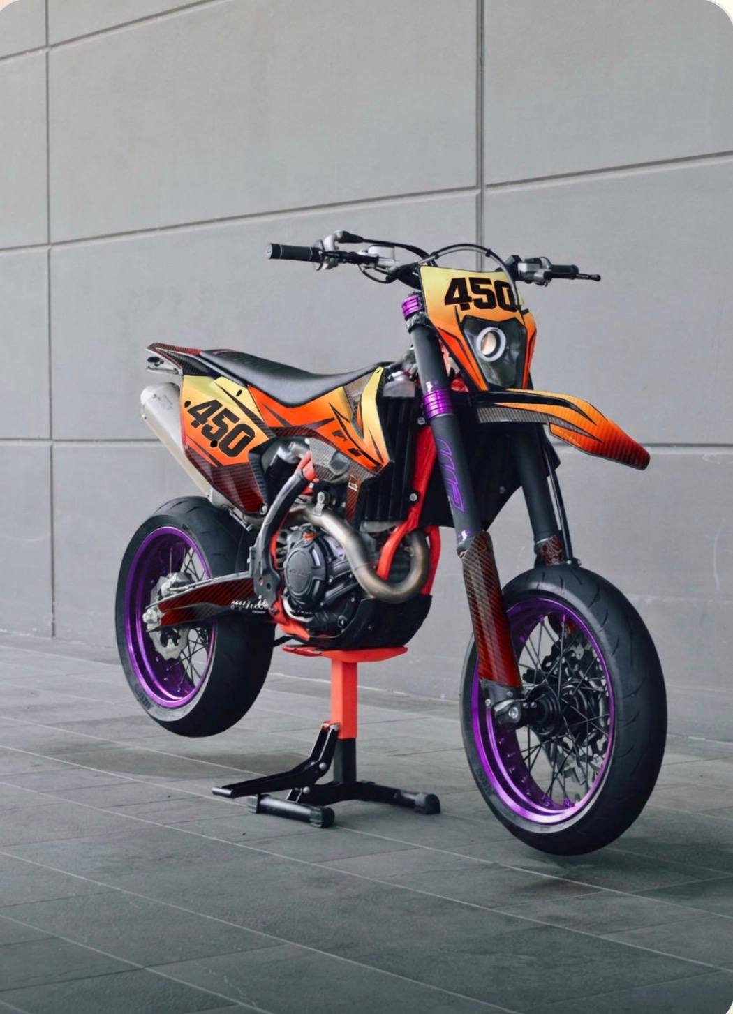 KTM SMC avec kit déco Sunset orange · jantes violettes